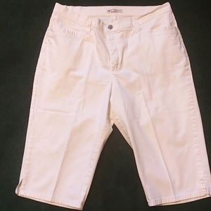 Lee white capris Classic Fit